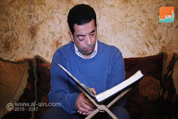 كفيف مصري يعلم توأمه الكفيف الأصم القرآن