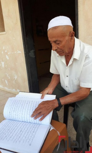 الحاج يوسف عبابسة ...مسن فلسطيني يكتب القرآن بخطّ يده