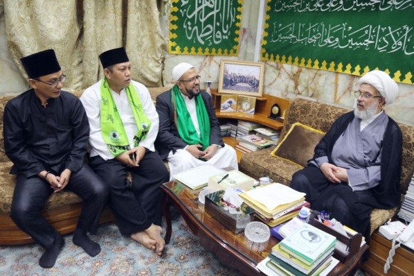 استقبل مدير دار القرآن الكريم في العتبة الحسينية المقدسة وفداً اندونيسياً وصل إلى كربلاء