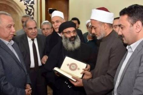 رجل دين مسيحي يهدي مصحفاً لإمام مسجد بمصر