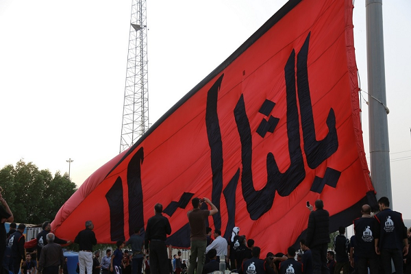 أكبر راية لأربعينية الامام الحسين على الحدود الايرانية ـ العراقية