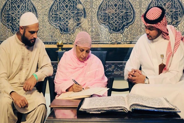 مسّنة باكستانية تقضي 32 عاماً في كتابة القرآن على القماش