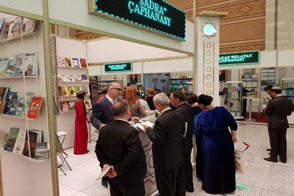 معرض ترکمانستان للکتاب یعرض کتب قرآنیة