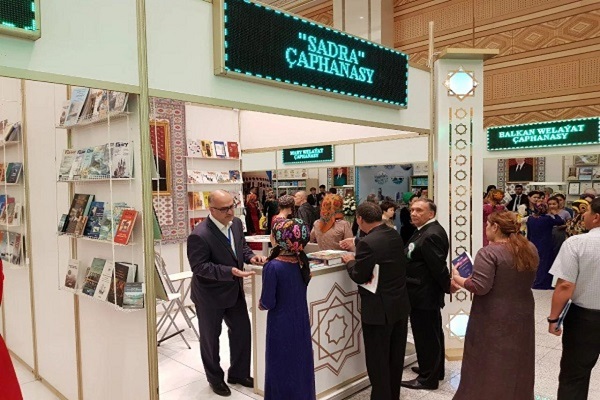 معرض ترکمانستان للکتاب یعرض کتب قرآنیة