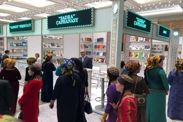 معرض ترکمانستان للکتاب یعرض کتب قرآنیة