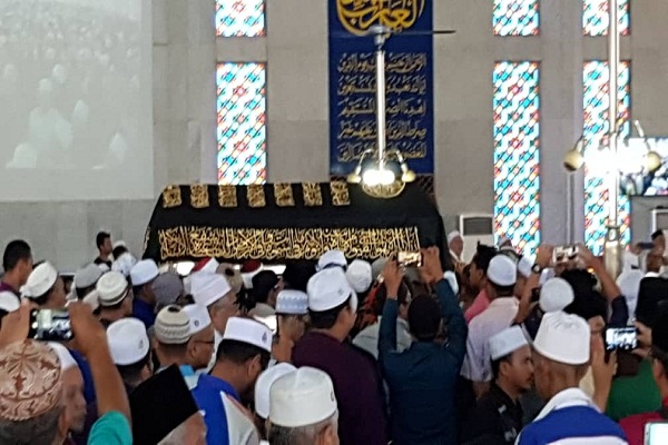 بالصور...وفاة خادم القرآن في ماليزيا 