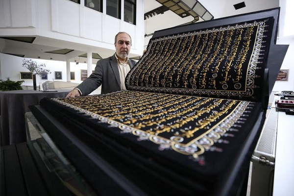 متاحف تركيا تعرض نسخة مطرزة من القرآن لخطاط سوري