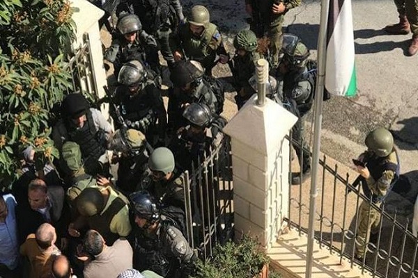 الاحتلال الإسرائيلي يقتحم وزارة شئون القدس ومقر المحافظة
