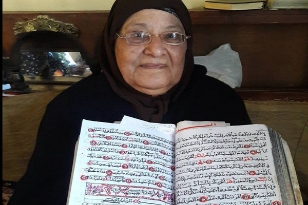 مسك الختام.. قصة عجوز كتبت المصحف الشريف بخط يدها فى 4 أعوام