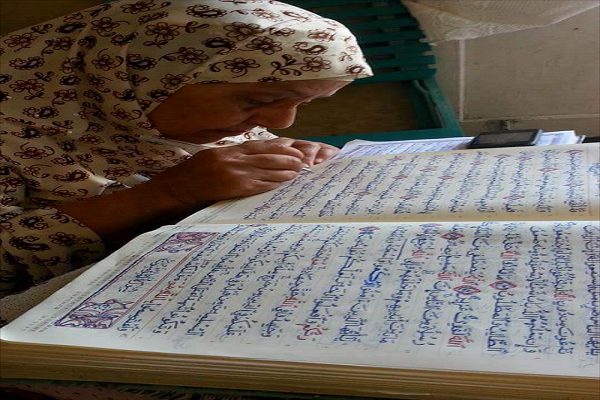 مسك الختام.. قصة عجوز كتبت المصحف الشريف بخط يدها فى 4 أعوام