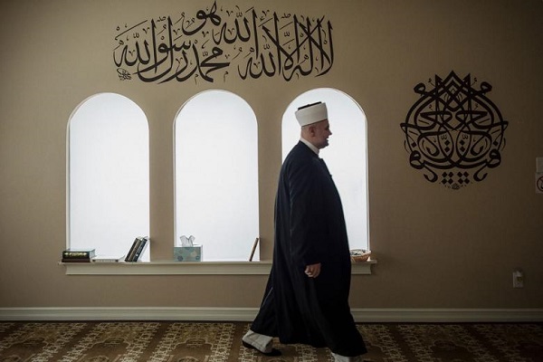 إمام مسجد بورتلاند یعمل علی التعریف بالقرآن ونبذ الإسلاموفوبیا فی أمریکا