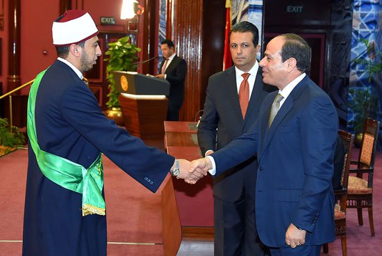 بالأسماء.. الرئيس المصري يُكرّم حفظة المسابقة العالمية للقرآن + صور