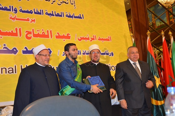 الفائز بالمسابقة العالمية للقرآن فی مصر: تربيت بمدرسة «المنشاوي».. و«الشعراوي» ملهمي في التفسير