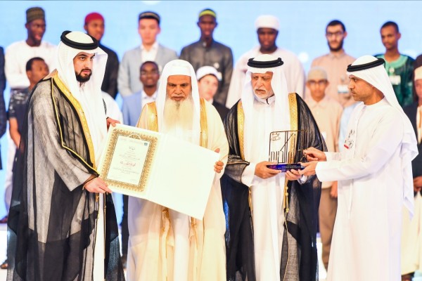 بالصور.. أمريكى يفوز بالمركز الأول في جائزة دبى الدولية للقرآن
