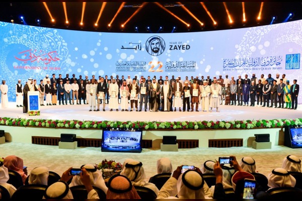 بالصور.. أمريكى يفوز بالمركز الأول في جائزة دبى الدولية للقرآن