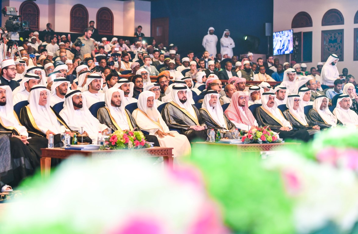 بالصور.. أمريكى يفوز بالمركز الأول في جائزة دبى الدولية للقرآن
