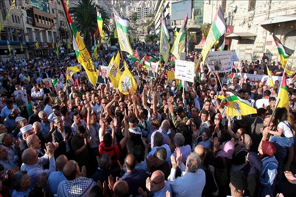 آلاف الفلسطينيين يتظاهرون في نابلس ضد 