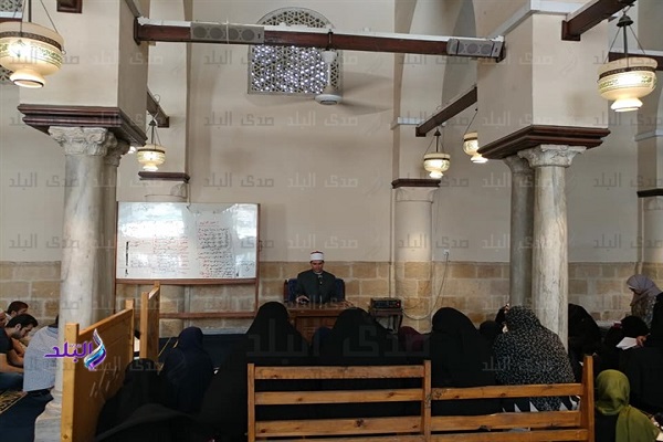 بالصور...حلقات نسوية لتحفيظ القرآن بالجامع الأزهر