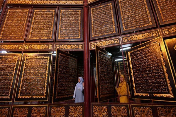 على ألواح خشبية ضخمة... 