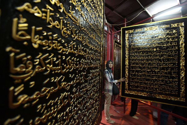 على ألواح خشبية ضخمة... 