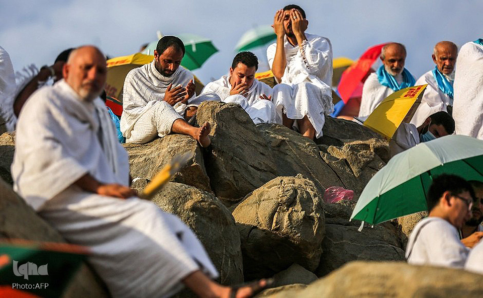 توافد ضيوف الرحمن على صعيد عرفات