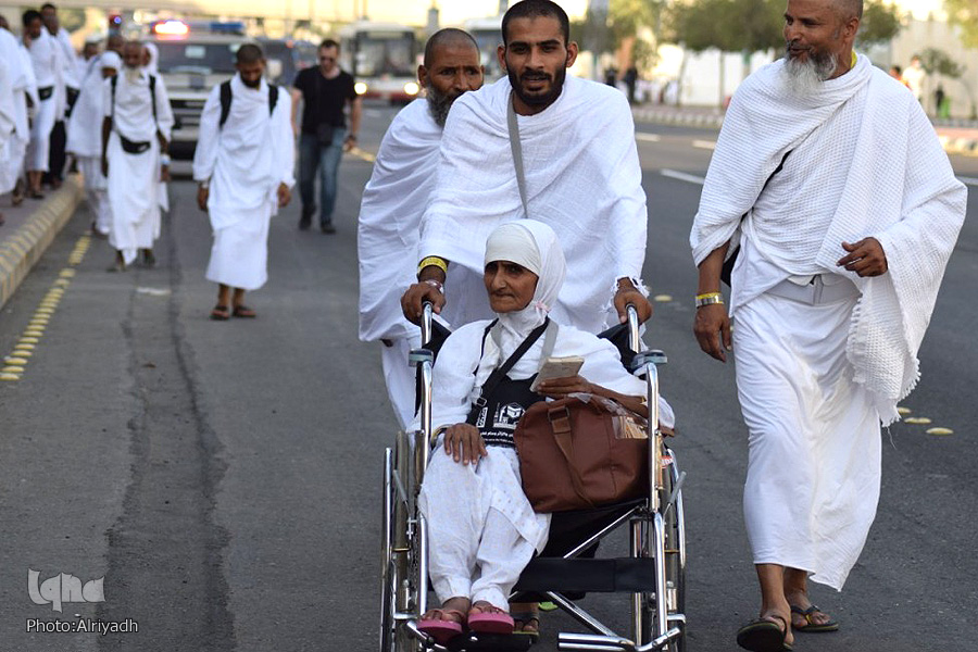 توافد ضيوف الرحمن على صعيد عرفات