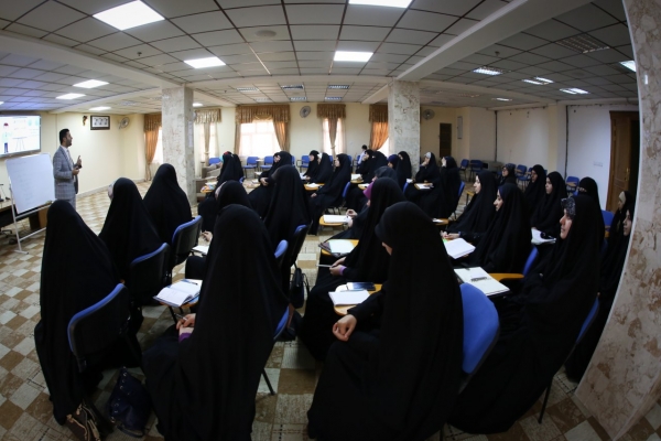 العراق: تنظيم برنامج تطويري لمعلمات ومشرفات الدورات القرآنية + صور