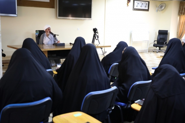 العراق: تنظيم برنامج تطويري لمعلمات ومشرفات الدورات القرآنية + صور