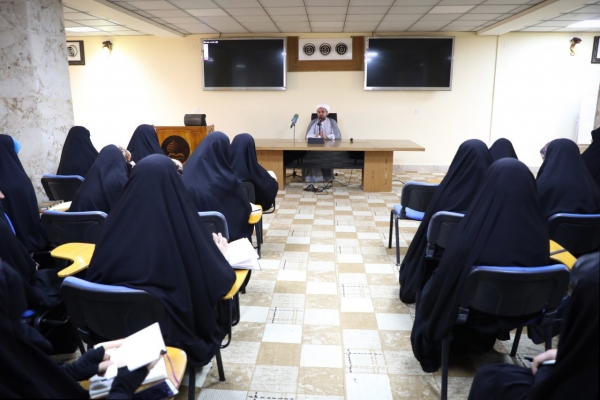 العراق: تنظيم برنامج تطويري لمعلمات ومشرفات الدورات القرآنية + صور