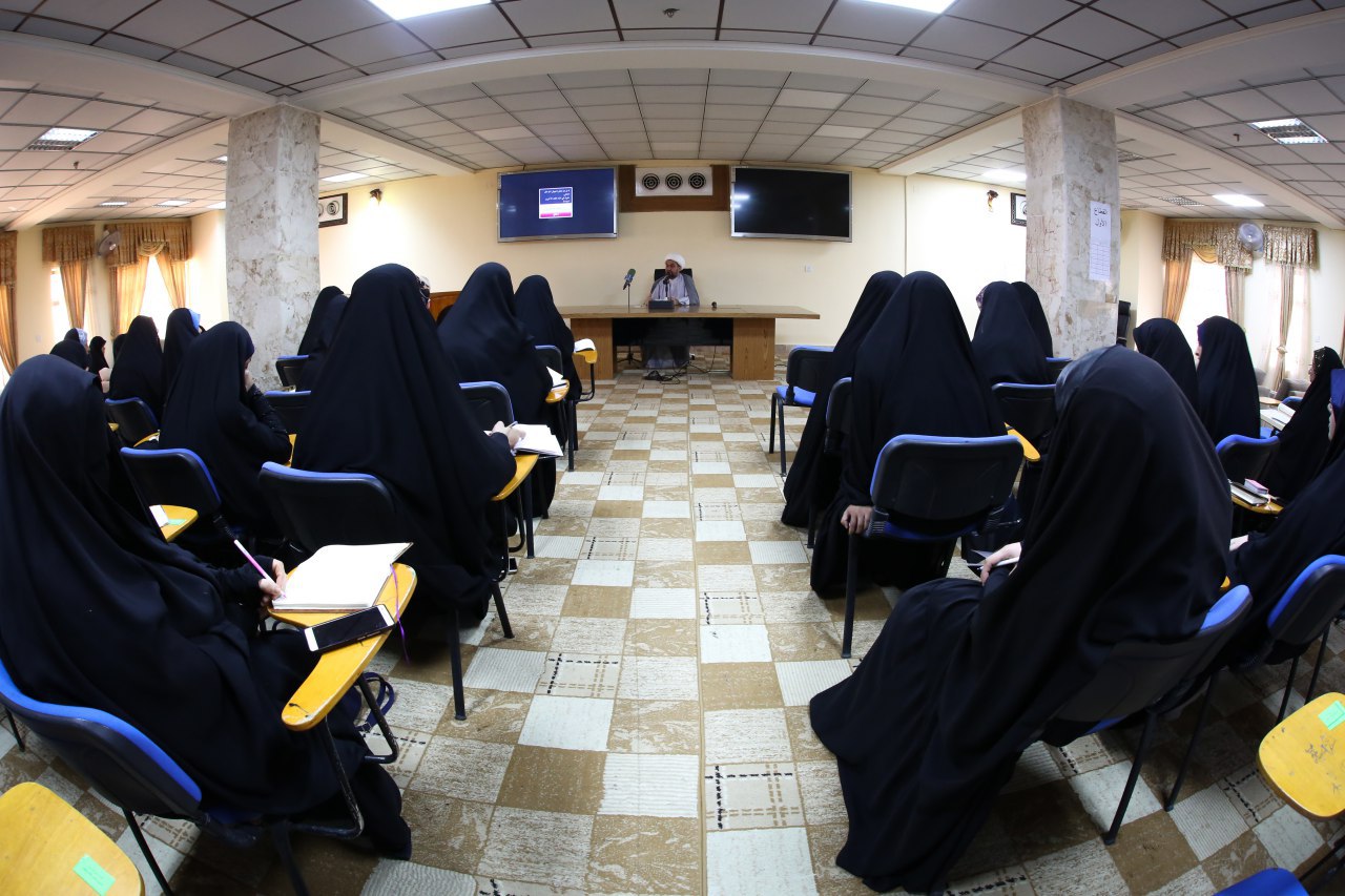 العراق: تنظيم برنامج تطويري لمعلمات ومشرفات الدورات القرآنية + صور
