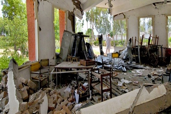 مسلحون يحرقون مدرستين للفتيات في باكستان: تعليمهن يتعارض مع الإسلام