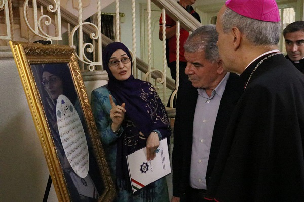 بالصور...إیران تهدی بابا الفاتیکان لوحة قرآنیة