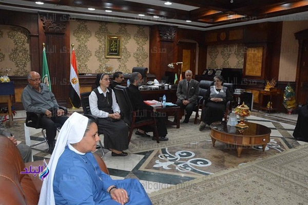 وفد قبطي يقدم المصحف هدية لمحافظ المنيا الجديد + صور