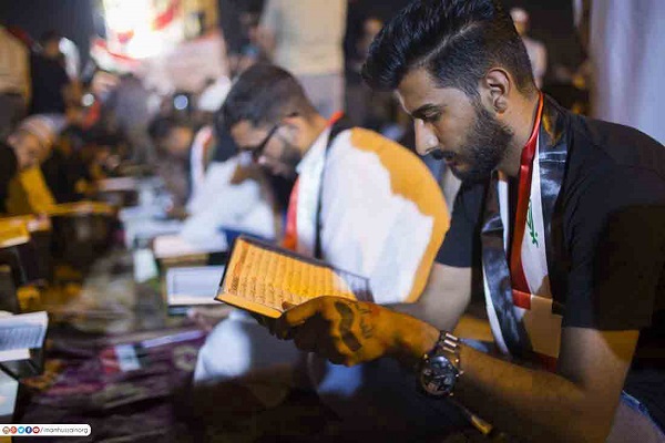 بالصور...محفل قرآني وسط جموع المتظاهرين في كربلاء