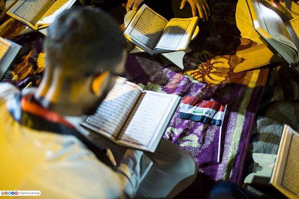 بالصور...محفل قرآني وسط جموع المتظاهرين في كربلاء