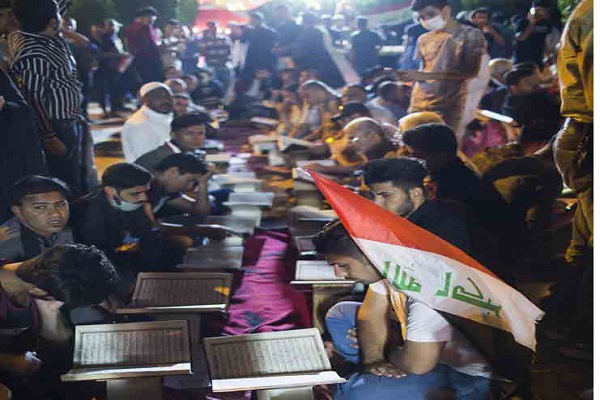 بالصور...محفل قرآني وسط جموع المتظاهرين في كربلاء