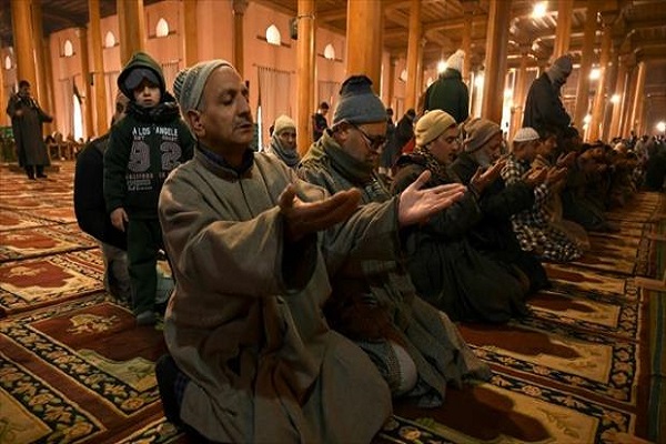 أول صلاة جمعة في المسجد الكبير في كشمير منذ 4 أشهر أول صلاة جمعة في المسجد الكبير في كشمير منذ 4 أشهر