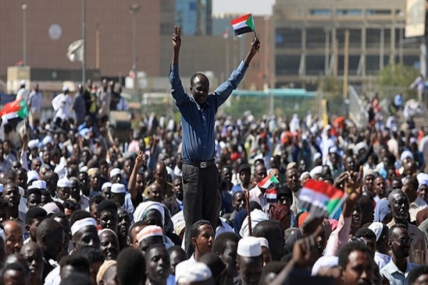 السودان: الإعدام بحق 27 عضواً بجهاز المخابرات في قضية مقتل متظاهر