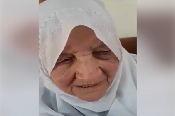 لاجئة سوريّة مسنّة تنجح بحفظ القرآن كاملاً لاجئة سوريّة مسنّة تنجح بحفظ القرآن كاملاً