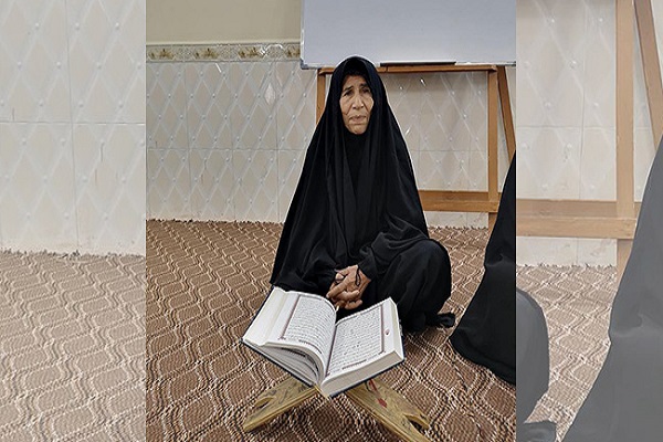 امرأة عراقية تتحدى حاجز السن وتحفظ القرآن الكريم كاملاً في التسعين
