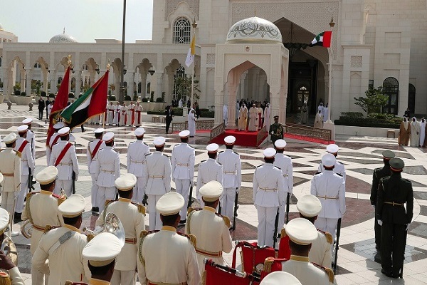 بالصور.. استقبال رسمي للبابا فرنسيس بالقصر الرئاسي في أبوظبي