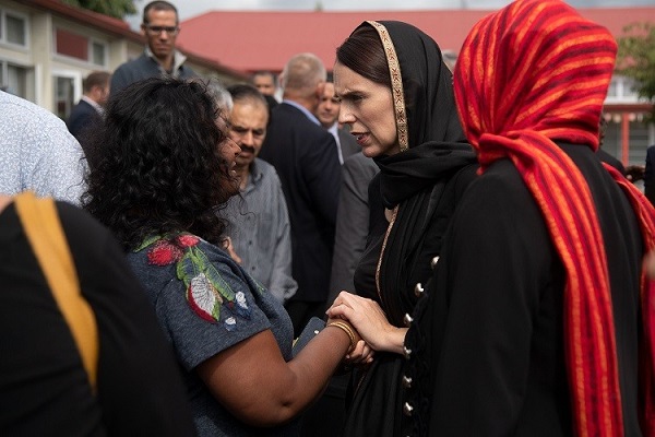 رئيسة وزراء نيوزيلندا تتحجّب تضامنا مع ذوي ضحايا المسجدين