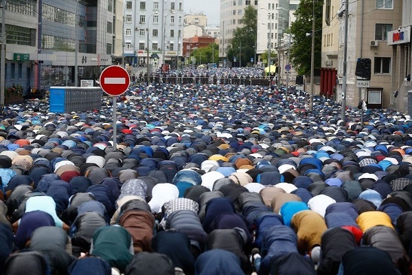 مسلمو روسيا يحيون شعائرهم الدینیة في غایة الأمن والهدوء