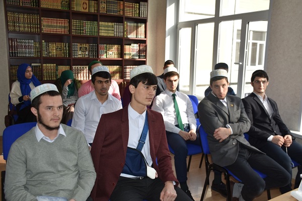 مسلمو روسيا يحيون شعائرهم الدینیة في غایة الأمن والهدوء