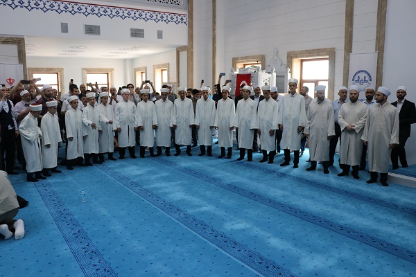 بالصور.. تخريج مجموعة من حفظة القرآن في 