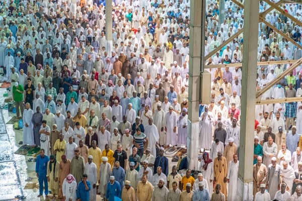 بالصور..أكثر من مليوني ونصف مُصلٍّ في ليلة ختم القرآن بالمسجد الحرام