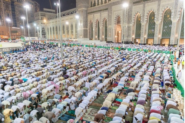 بالصور..أكثر من مليوني ونصف مُصلٍّ في ليلة ختم القرآن بالمسجد الحرام