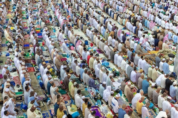 بالصور..أكثر من مليوني ونصف مُصلٍّ في ليلة ختم القرآن بالمسجد الحرام