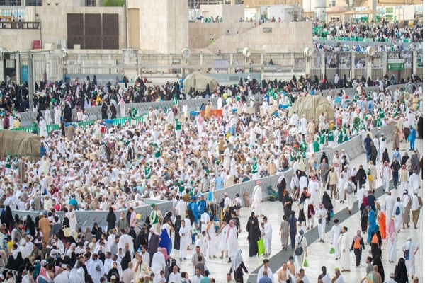 بالصور..أكثر من مليوني ونصف مُصلٍّ في ليلة ختم القرآن بالمسجد الحرام