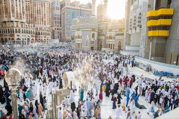 بالصور..أكثر من مليوني ونصف مُصلٍّ في ليلة ختم القرآن بالمسجد الحرام